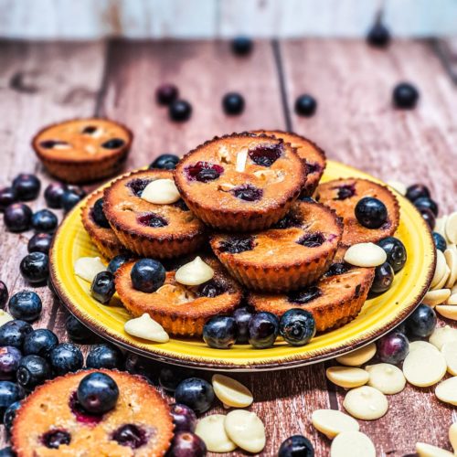 Vegan Recipes Cacao-Shamaness Vegan Financiers with Blueberries and Vegan White Chocolate Chips