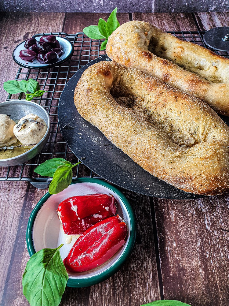 מתכונים טבעוניים קקאו-שאמאנס פוקצ'ה מחמצת טבעונית עם שמן זית ועשבי תיבול