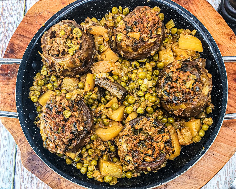 מתכונים טבעוניים קקאו-שאמאנס תבשיל ארטישוק מרוקאי במילוי בשר טבעוני עם אפונה ותפוח אדמה