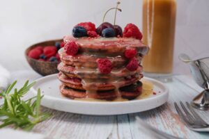 מתכונים טבעוניים קקאו-שאמאנס פנקייק פיטאיה טבעוני ורוד עם רוטב שוקולד לבן ויוגורט